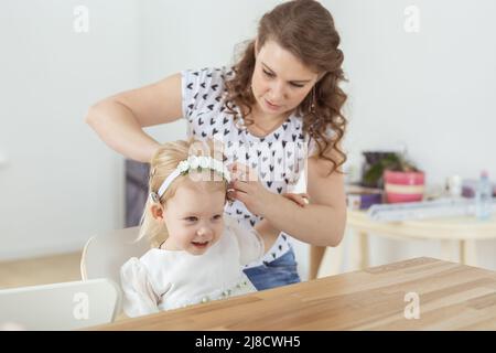 Mutter hilft, Cochlea-Implantate für ihre taube kleine Tochter zu setzen. Hörgerät und Gehörlosigkeit Konzept Stockfoto