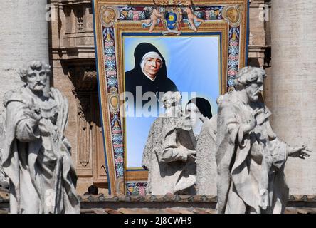 Wandteppich mit dem Porträt der neuen französischen heiligen Marie Rivier während einer Heiligsprechung, die Papst Franziskus am 15. Mai 2022 auf dem Petersplatz im Vatikan zelebrierte und 10 neue Heilige schuf, in Anwesenheit von über 50, 000 Gläubigen aus der ganzen Welt. Foto von Eric Vandeville/ABACAPRESS.COM Stockfoto