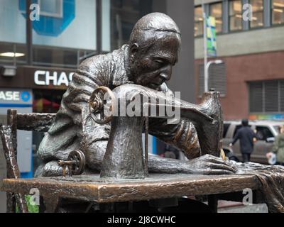 Bild der Skulptur The Garment Worker in New York. Stockfoto
