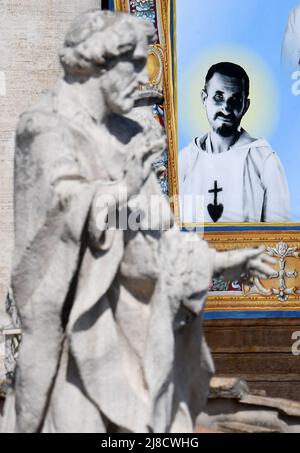 Wandteppich mit dem Porträt des neuen französischen heiligen Charles de Foucauld während einer Heiligsprechungsmesse, die Papst Franziskus am 15. Mai 2022 auf dem Petersplatz im Vatikan zelebrierte und 10 neue Heilige in Anwesenheit von über 50, 000 Gläubigen aus der ganzen Welt schuf. Foto von Eric Vandeville/ABACAPRESS.COM Stockfoto