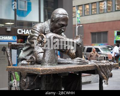 Bild der Skulptur The Garment Worker in New York. Stockfoto