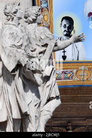 Wandteppich mit dem Porträt des neuen französischen heiligen Charles de Foucauld während einer Heiligsprechungsmesse, die Papst Franziskus am 15. Mai 2022 auf dem Petersplatz im Vatikan zelebrierte und 10 neue Heilige in Anwesenheit von über 50, 000 Gläubigen aus der ganzen Welt schuf. Foto von Eric Vandeville/ABACAPRESS.COM Stockfoto