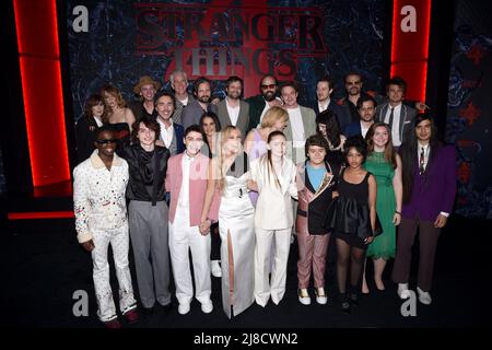 Brooklyn, New York, USA. 14.. Mai 2022. Winona Ryder, Maya Hawke, Caleb McLaughlin, Jamie Campbell Bower, Finn Wolfhard, Shawn Levy, Matthew Modine, Noah Schnapp, Matt Duffer, Gast, Ross Duffer, Millie Bobby Brown, Brett Gelman, Cara Buono, Sadie Sink, Charlie Heaton, Joseph Quinn, Gaten Matarazzo, Natalia Dyer, David Harbour, Priah Ferguson, Dan Cohen, Gast, Joe Keery Eduardo Franco bei der Ankunft für STRANGER THINGS Saison 4 Premiere in NYC - Teil 2, Netflix Studios Brooklyn, Brooklyn, NY 14. Mai 2022. Foto: Kristin Callahan/Everett Collection Kredit: Everett Collection Inc/Alamy Live N Stockfoto
