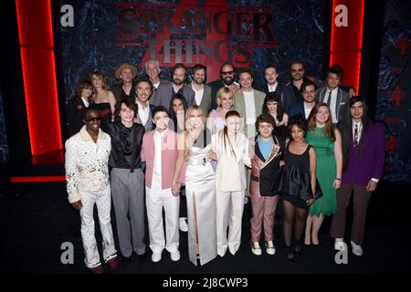 Brooklyn, New York, USA. 14.. Mai 2022. Winona Ryder, Maya Hawke, Caleb McLaughlin, Jamie Campbell Bower, Finn Wolfhard, Shawn Levy, Matthew Modine, Noah Schnapp, Matt Duffer, Gast, Ross Duffer, Millie Bobby Brown, Brett Gelman, Cara Buono, Sadie Sink, Charlie Heaton, Joseph Quinn, Gaten Matarazzo, Natalia Dyer, David Harbour, Priah Ferguson, Dan Cohen, Gast, Joe Keery Eduardo Franco bei der Ankunft für STRANGER THINGS Saison 4 Premiere in NYC - Teil 2, Netflix Studios Brooklyn, Brooklyn, NY 14. Mai 2022. Foto: Kristin Callahan/Everett Collection Kredit: Everett Collection Inc/Alamy Live N Stockfoto