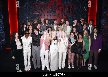 Brooklyn, New York, USA. 14.. Mai 2022. Winona Ryder, Maya Hawke, Caleb McLaughlin, Jamie Campbell Bower, Finn Wolfhard, Shawn Levy, Matthew Modine, Noah Schnapp, Matt Duffer, Gast, Ross Duffer, Millie Bobby Brown, Brett Gelman, Cara Buono, Sadie Sink, Charlie Heaton, Joseph Quinn, Gaten Matarazzo, Natalia Dyer, David Harbour, Priah Ferguson, Dan Cohen, Gast, Joe Keery Eduardo Franco bei der Ankunft für STRANGER THINGS Saison 4 Premiere in NYC - Teil 2, Netflix Studios Brooklyn, Brooklyn, NY 14. Mai 2022. Foto: Kristin Callahan/Everett Collection Kredit: Everett Collection Inc/Alamy Live N Stockfoto