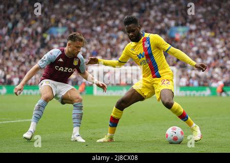 Matty Cash von Aston Villa (links) und Odsonne Edouard von Crystal Palace kämpfen während des Premier League-Spiels in Villa Park, Birmingham, um den Ball. Bilddatum: Sonntag, 15. Mai 2022. Stockfoto