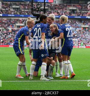 Erin Cuthbert von den Chelsea Women erzielt den 2-1. Platz und feiert das Finale des Women's FA Cup zwischen den Chelsea Women und den Manchester City Women am 15. Mai 2022 im Wembley Stadium, London, England. Foto von Ken Sparks. Nur zur redaktionellen Verwendung, Lizenz für kommerzielle Nutzung erforderlich. Keine Verwendung bei Wetten, Spielen oder Veröffentlichungen einzelner Clubs/Vereine/Spieler. Stockfoto