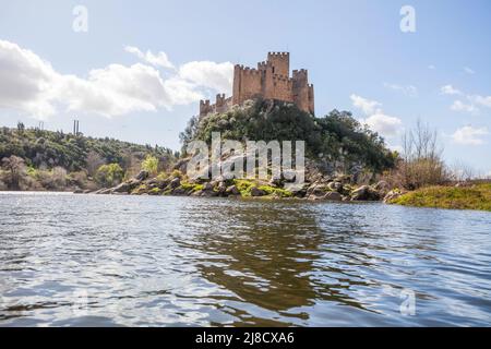 Blick vom Ufer des Tajo in Richtung Almourol Castle, das mitten auf einer Insel liegt. Im Zentrum Portugals Stockfoto