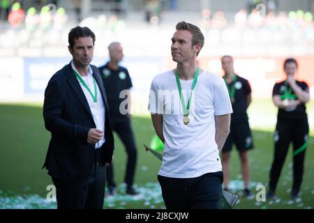 15. Mai 2022, Niedersachsen, Wolfsburg: Fußball: Bundesliga, VfL Wolfsburg - Bayer Leverkusen, Matchday 22, AOK-Stadion. Auf dem Platz sind der Wolfsburg-Trainer Tommy Stroot (r) und der Wolfsburg-Sportdirektor Ralf Kellermann. Foto: Swen Pförtner/dpa - WICHTIGER HINWEIS: Gemäß den Anforderungen der DFL Deutsche Fußball Liga und des DFB Deutscher Fußball-Bund ist es untersagt, im Stadion und/oder vom Spiel aufgenommene Fotos in Form von Sequenzbildern und/oder videoähnlichen Fotoserien zu verwenden oder zu verwenden. Stockfoto