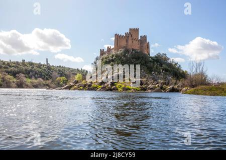 Blick vom Ufer des Tajo in Richtung Almourol Castle, das mitten auf einer Insel liegt. Im Zentrum Portugals Stockfoto