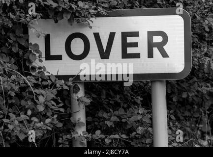 Dorfgrenzschild bei Lover ein Dorf in Wiltshire in der Nähe der Grenze zu Hampshire, Wiltshire, England, Großbritannien Stockfoto