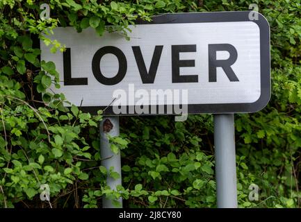 Dorfgrenzschild bei Lover ein Dorf in Wiltshire in der Nähe der Grenze zu Hampshire, Wiltshire, England, Großbritannien Stockfoto