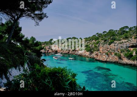 Boote in der Bucht Cala Pi von Mallorca Stockfoto