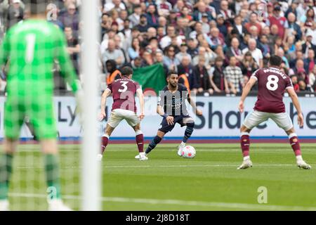 LONDON, GROSSBRITANNIEN. MAI 15. Riyad Mahrez von Manchester City in Aktion während des Premier League-Spiels zwischen West Ham United und Manchester City am Sonntag, 15.. Mai 2022, im London Stadium, Stratford. (Kredit: Juan Gasparini | MI Nachrichten) Kredit: MI Nachrichten & Sport /Alamy Live Nachrichten Stockfoto