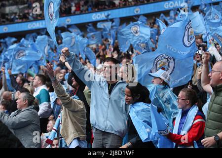 London, England, 15.. Mai 2022. Manchester City-Fans feiern beim FA-Cup-Spiel der Frauen im Wembley Stadium, London, ein Tor. Bildnachweis sollte lauten: Isaac Parkin / Sportimage Stockfoto