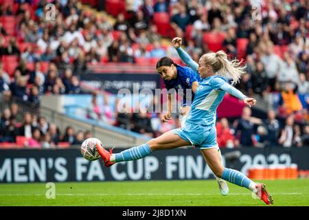 London, Großbritannien. 15.. Mai 2022. Sam Kerr (20 Chelsea) erzielt Chelseas drittes Tor in zusätzlicher Zeit beim Vitality Womens FA Cup Final zwischen Manchester City und Chelsea im Wembley Stadium in London, England. Liam Asman/SPP Credit: SPP Sport Press Photo. /Alamy Live News Stockfoto