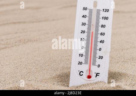 Rossarbery, West Cork, Irland. 15.. Mai 2022. In West Cork herrschen heute Temperaturen von 20C Grad, wobei Einheimische und Touristen das warme Wetter optimal nutzen. Der Warren Beach in der Nähe von Rosscarbery war voller Sonnenanbeter. Quelle: AG News.Alamy Live News. Stockfoto