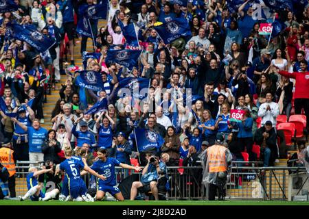 London, Großbritannien. 15.. Mai 2022. Chelsea feiert, als Erin Cuthbert (22 Chelsea) Chelseas zweites Tor beim Vitality Womens FA Cup Final zwischen Manchester City und Chelsea im Wembley Stadium in London, England, erzielt. Liam Asman/SPP Credit: SPP Sport Press Photo. /Alamy Live News Stockfoto