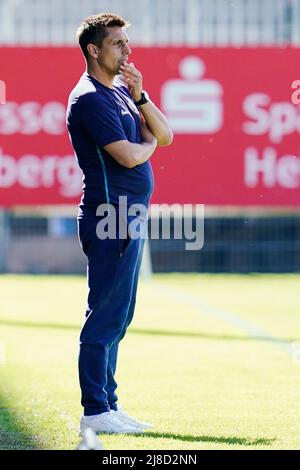 15. Mai 2022, Baden-Württemberg, Sandhausen: Fußball: 2. Bundesliga, SV Sandhausen - Holstein Kiel, Matchday 34, BWT-Stadion am Hardtwald. Kiels Trainer Marcel Rapp ist auf dem Platz. Foto: Uwe Anspach/dpa - WICHTIGER HINWEIS: Gemäß den Anforderungen der DFL Deutsche Fußball Liga und des DFB Deutscher Fußball-Bund ist es untersagt, im Stadion und/oder des Spiels aufgenommene Fotos in Form von Sequenzbildern und/oder videoähnlichen Fotoserien zu verwenden oder zu verwenden. Stockfoto