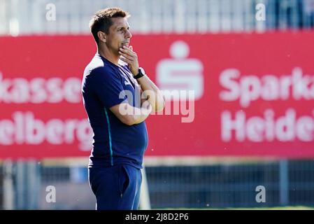 15. Mai 2022, Baden-Württemberg, Sandhausen: Fußball: 2. Bundesliga, SV Sandhausen - Holstein Kiel, Matchday 34, BWT-Stadion am Hardtwald. Kiels Trainer Marcel Rapp ist auf dem Platz. Foto: Uwe Anspach/dpa - WICHTIGER HINWEIS: Gemäß den Anforderungen der DFL Deutsche Fußball Liga und des DFB Deutscher Fußball-Bund ist es untersagt, im Stadion und/oder des Spiels aufgenommene Fotos in Form von Sequenzbildern und/oder videoähnlichen Fotoserien zu verwenden oder zu verwenden. Stockfoto