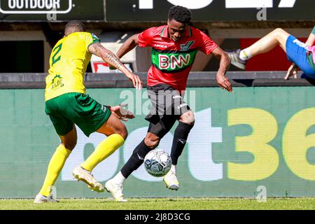 NIJMEGEN, NIEDERLANDE - 15. MAI: Martin Angha von Fortuna Sittard, Jonathan Okita von N.E.C. während des niederländischen Eredivisie-Spiels zwischen N.E.C. und Fortuna Sittard am 15. Mai 2022 im Het Goffertstadion in Nijmegen, Niederlande (Foto: Broer van den Boom/Orange Picts) Stockfoto