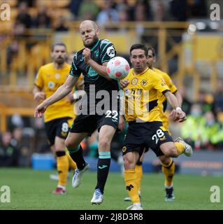 Wolverhampton, West Midlands, Großbritannien. 15.. Mai 2022 ; Molineux Stadium, Wolverhampton, West Midlands, England; Premier League Fußball, Wolverhampton Wanderers gegen Norwich ; Teemu Pukki von Norwich City und Filipan Joao Moutinha von Wolverhampton Wanderers fordern den Ball Stockfoto