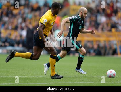 Wolverhampton, West Midlands, Großbritannien. 15.. Mai 2022 ; Molineux Stadium, Wolverhampton, West Midlands, England; Premier League Fußball, Wolverhampton Wanderers gegen Norwich ; Teemu Pukki aus Norwich City verfolgt von Toti Gomes aus Wolverhampton Wanderers Stockfoto