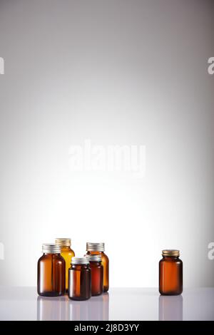 Set aus leeren braunen Glasflaschen. Proben der bernsteinfarbenen Flasche. Stockfoto