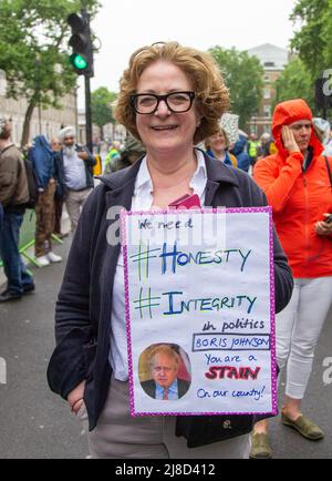 15. Mai 2022, London, England, Großbritannien: Protestler halten ein Plakat während des Stopps Boris Stoppt den Rotprotest vor der Downing Street (Foto: © Tayfun Salci/ZUMA Press Wire) Stockfoto