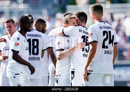 15. Mai 2022, Baden-Württemberg, Sandhausen: Fußball: 2. Bundesliga, SV Sandhausen - Holstein Kiel, Matchday 34, BWT-Stadion am Hardtwald. Das Team von Sandhausen freut sich über den Sieg. Foto: Uwe Anspach/dpa - WICHTIGER HINWEIS: Gemäß den Anforderungen der DFL Deutsche Fußball Liga und des DFB Deutscher Fußball-Bund ist es untersagt, im Stadion und/oder des Spiels aufgenommene Fotos in Form von Sequenzbildern und/oder videoähnlichen Fotoserien zu verwenden oder zu verwenden. Stockfoto