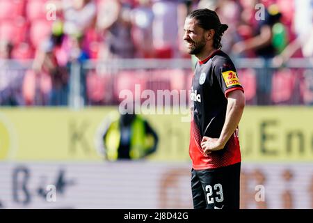 15. Mai 2022, Baden-Württemberg, Sandhausen: Fußball: 2. Bundesliga, SV Sandhausen - Holstein Kiel, Matchday 34, BWT-Stadion am Hardtwald. Der Kieler Julian Korb steht nach dem Ende des Spiels auf dem Spielfeld. Foto: Uwe Anspach/dpa - WICHTIGER HINWEIS: Gemäß den Anforderungen der DFL Deutsche Fußball Liga und des DFB Deutscher Fußball-Bund ist es untersagt, im Stadion und/oder des Spiels aufgenommene Fotos in Form von Sequenzbildern und/oder videoähnlichen Fotoserien zu verwenden oder zu verwenden. Stockfoto