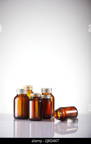 Set aus leeren braunen Glasflaschen. Proben der bernsteinfarbenen Flasche. Stockfoto