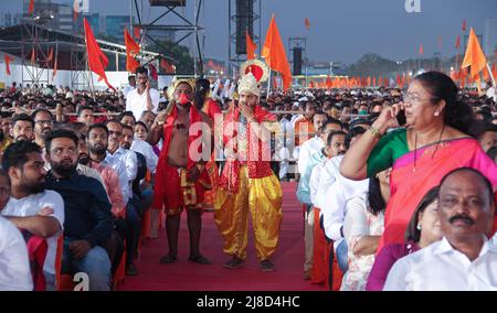 Männer, die als Hindu-affengott Hanuman und Hindu-gott RAM gekleidet sind, posieren für ein Foto bei der Shiv Sena-Kundgebung. Die Kundgebung markierte den Beginn der zweiten Phase des Outreach-Programms der Partei "Shiv Sampark Abhiyan" mit den Wählern und karyakartas (Arbeitern). Stockfoto