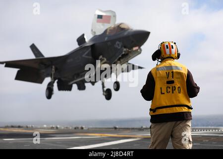 US Navy Senior Chief Aviation Bootsmann Mate Dennis Boyle, beobachtet ein Marine Corps F-35B Lightning II Kampfflugzeug, das an den Knightriders of Marine Medium Tiltrotor Squadron 164 befestigt ist, eine vertikale Landung auf dem Flugdeck des amphibischen Sturmschiffs der Wasp-Klasse USS Makin Island durchführt, 19. Oktober, 2020 im Pazifischen Ozean. Stockfoto