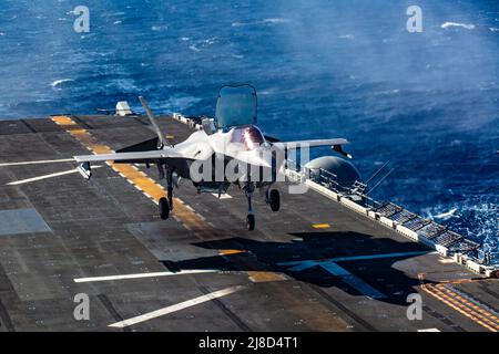 Ein US Marine Corps F-35B Lightning II Kampfflugzeug, das an die Knightriders of Marine Medium Tiltrotor Squadron 164 angeschlossen ist, führt eine vertikale Landung auf dem Flugdeck des amphibischen Sturmschiffs USS Makin Island der Wasp-Klasse durch, das am 19. November 2020 auf dem Pazifischen Ozean eingesetzt wird. Stockfoto