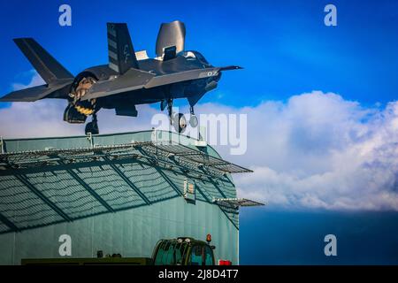 Ein US Marine Corps F-35B Lightning II Kampfflugzeug, das an die Wake Island Avengers of Marine Fighter Attack Squadron 211 angeschlossen ist, startet während einer Luftverteidigungsübung am 10. Oktober 2020 vom Flugdeck des britischen Royal Navy Flugzeugträgers HMS Queen Elizabeth aus. Stockfoto