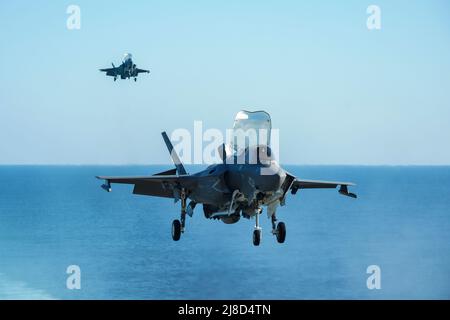 U.S. Marine Corps F-35B Lightning II Kampfflugzeug, das an die Knightriders of Marine Medium Tiltrotor Squadron 164 befestigt ist, nähert sich für eine vertikale Landung auf dem Flugdeck des amphibischen Sturmschiffs USS Makin Island der Wasp-Klasse, das am 18. Dezember 2020 auf dem Indischen Ozean eingesetzt wird. Stockfoto