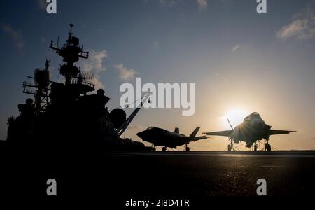 U.S. Marine Corps F-35B Lightning II Kampfflugzeug, das an die Knightriders of Marine Medium Tiltrotor Squadron 164 auf dem Flugdeck des amphibischen Sturmschiffs USS Makin Island der Wasp-Klasse angebracht ist, das am 12. Januar 2021 auf dem Indischen Ozean eingesetzt wird. Stockfoto