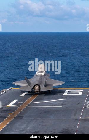 Ein US Marine Corps F-35B Lightning II Kampfflugzeug, das an die Dragons of Marine Medium Tiltrotor Squadron 265 angeschlossen ist, startet vom Flugdeck des amphibischen Sturmschiffs USS America der amerikanischen Klasse, das am 20. April 2020 auf dem Südchinesischen Meer eingesetzt wird. Stockfoto