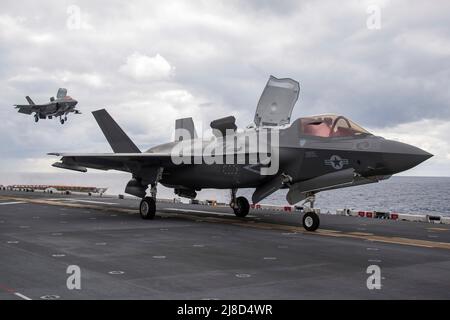 Ein US Marine Corps F-35B Lightning II Kampfflugzeug, das an die Dragons of Marine Medium Tiltrotor Squadron 265 angeschlossen ist, startet vom Flugdeck des amphibischen Sturmschiffs USS America der amerikanischen Klasse, das am 9. Januar 2021 auf der philippinischen See eingesetzt wird. Stockfoto