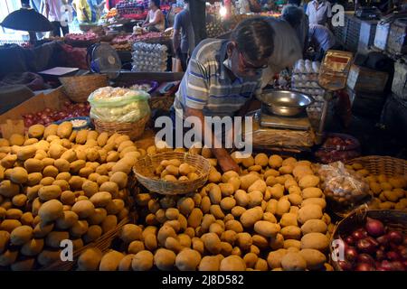 Ein Verkäufer sortiert Kartoffeln für den Verkauf auf einem Gemüsemarkt in Kalkutta. (Foto von Sudipta das / Pacific Press) Stockfoto