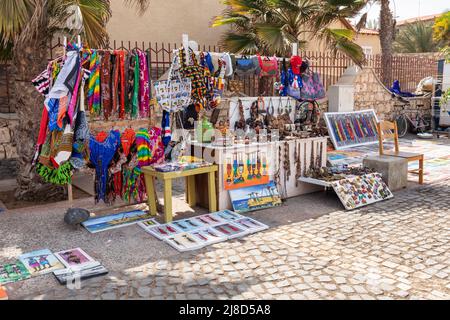 Ein farbenfroher Marktstand eines Straßenverkäufers, der Souvenirs an Touristen verkauft, Santa Maria, Sal, Kap Verde, Cabo Verde Inseln, Afrika Stockfoto