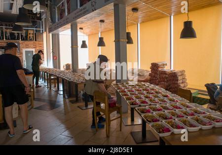 Charkiw, Ukraine. 15.. Mai 2022. Freiwillige aus der Kharkiv-Gastronomie, die Lebensmittel für Menschen in Not zubereiten, die aufgrund der russischen Invasion und der Zerstörung der Stadt Einkommen oder die Möglichkeit zum Kochen verloren haben. Die Freiwilligen machen jeden Tag Tausende von Portionen. Kredit: Gusty/Alamy Live Nachrichten Kredit: Gusty/Alamy Live Nachrichten Stockfoto