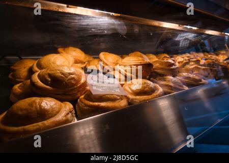 Maltesischer Pastzzi-Haufen im Caffé Cordina in La Valletta Stockfoto
