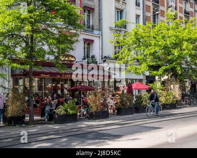 Straßenszene in der berühmten französischen Stadt Reims, die für ihre Verbindung mit Jeanne d'Arc, der Hauptstadt des Weinanbaugebiets Champagne, berühmt ist Stockfoto