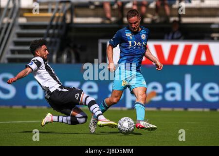 ALMELO, NIEDERLANDE - 15. MAI: Bilal Basacikoglu von Herakles Almelo kann nicht verhindern, dass Aaron Meijers von Sparta Rotterdam eine Unterstützung für Lennart Thy von Sparta Rotterdam gibt (nicht im Bild) Wer beim niederländischen Eredivisie-Spiel zwischen Herakles Almelo und Sparta am 15. Mai 2022 im Stadion Erve Asito in Almelo, Niederlande, die 0-2 Punkte erzielt (Foto: Ben Gal/Orange Picles) Stockfoto