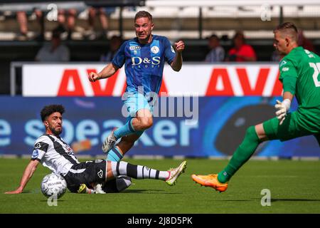 ALMELO, NIEDERLANDE - 15. MAI: Bilal Basacikoglu von Herakles Almelo kann nicht verhindern, dass Aaron Meijers von Sparta Rotterdam eine Unterstützung für Lennart Thy von Sparta Rotterdam gibt (nicht im Bild) Wer beim niederländischen Eredivisie-Spiel zwischen Herakles Almelo und Sparta am 15. Mai 2022 im Stadion Erve Asito in Almelo, Niederlande, die 0-2 Punkte erzielt (Foto: Ben Gal/Orange Picles) Stockfoto