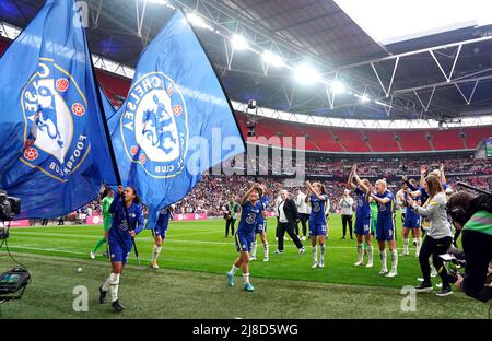 Chelsea's Sam Kerr (links) und Ji so-Yun feiern mit Fahnen nach dem Sieg in zusätzlicher Zeit beim Vitality Women's FA Cup Finale im Wembley Stadium, London. Bilddatum: Sonntag, 15. Mai 2022. Stockfoto