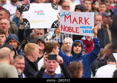 London, Großbritannien. 15. May 2022 ; London Stadium, London, England; Premier League Football West Ham gegen Manchester City; West Ham United Fans halten Zeichen zur Unterstützung von Mark Noble Kredit: Action Plus Sports Images/Alamy Live News Stockfoto