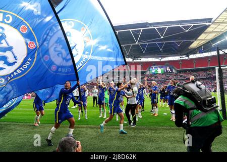 Chelsea's Sam Kerr (links) und Ji so-Yun feiern mit Fahnen nach dem Sieg in zusätzlicher Zeit beim Vitality Women's FA Cup Finale im Wembley Stadium, London. Bilddatum: Sonntag, 15. Mai 2022. Stockfoto